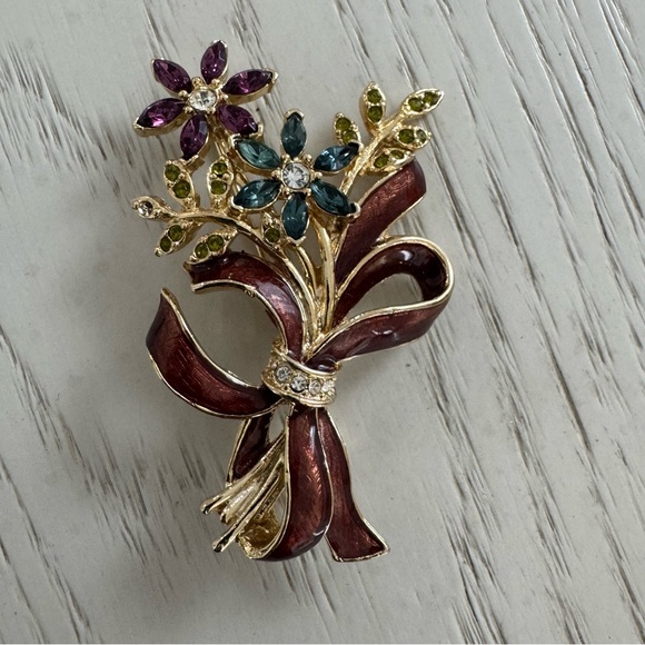 Elegant Floral Brooch with Purple and Green Accents - Picture 1 of 5